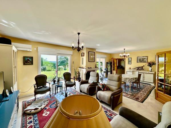 Propriété comprenant deux habitations sur un terrain magnifiquement arboré d'environ 12000m² avec piscine couverte.