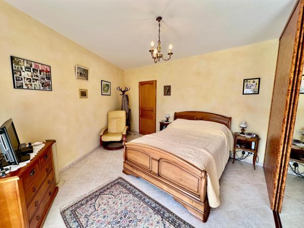 Propriété comprenant deux habitations sur un terrain magnifiquement arboré d'environ 12000m² avec piscine couverte.