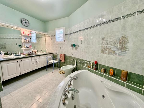 Propriété comprenant deux habitations sur un terrain magnifiquement arboré d'environ 12000m² avec piscine couverte.