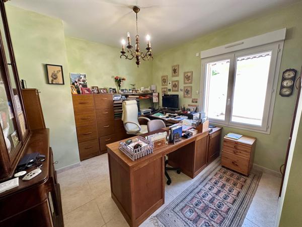 Propriété comprenant deux habitations sur un terrain magnifiquement arboré d'environ 12000m² avec piscine couverte.