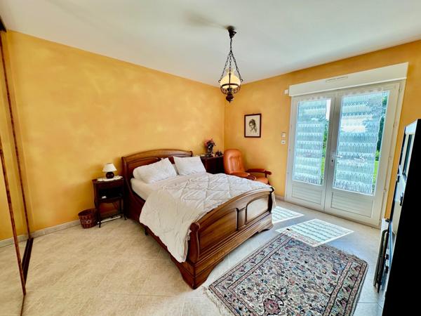 Propriété comprenant deux habitations sur un terrain magnifiquement arboré d'environ 12000m² avec piscine couverte.