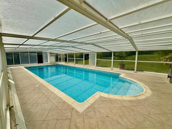 Propriété comprenant deux habitations sur un terrain magnifiquement arboré d'environ 12000m² avec piscine couverte.