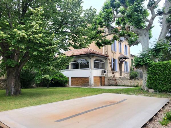 Châteaurenard (13160) Demeure bourgeoise sur 950 m2 de terrain avec piscine et appartement