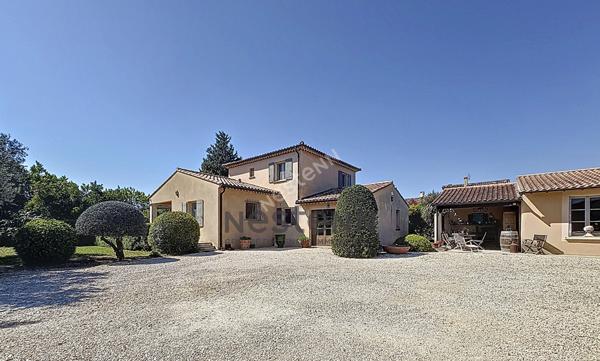 Maison Camaret Sur Aigues 8 pièce(s) 180 m2 avec jardin 1100m²