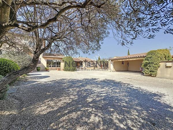 Maison Camaret Sur Aigues 8 pièce(s) 180 m2 avec jardin 1100m²