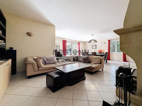 Maison Camaret Sur Aigues 8 pièce(s) 180 m2 avec jardin 1100m²