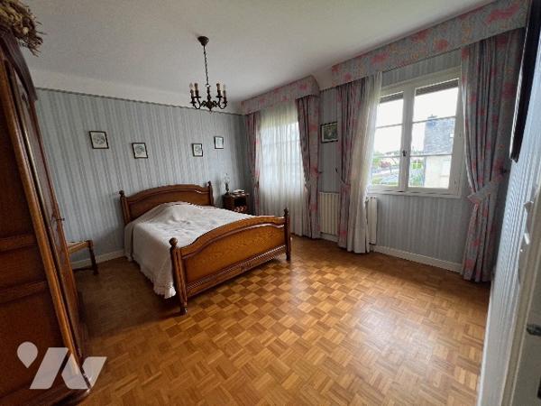 A moins de 1 km du centre, maison d'environ 130m², sur 620 m², entièrement clôturé. Chauffage gaz