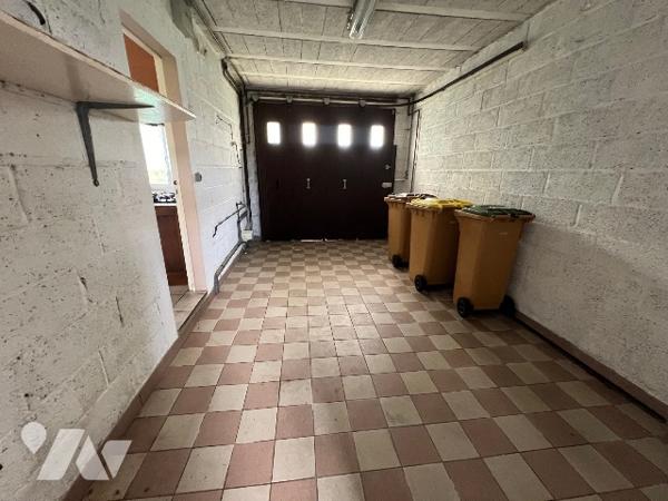 A moins de 1 km du centre, maison d'environ 130m², sur 620 m², entièrement clôturé. Chauffage gaz