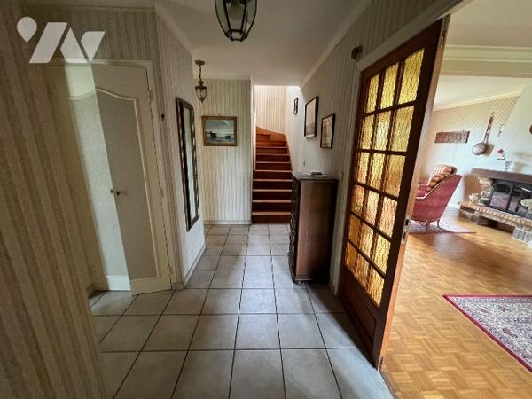 A moins de 1 km du centre, maison d'environ 130m², sur 620 m², entièrement clôturé. Chauffage gaz