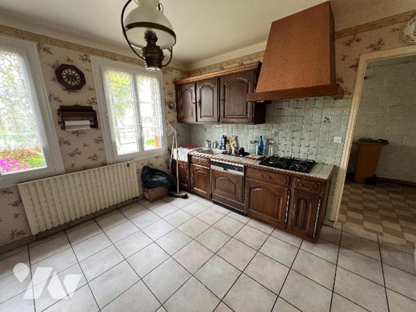 A moins de 1 km du centre, maison d'environ 130m², sur 620 m², entièrement clôturé. Chauffage gaz