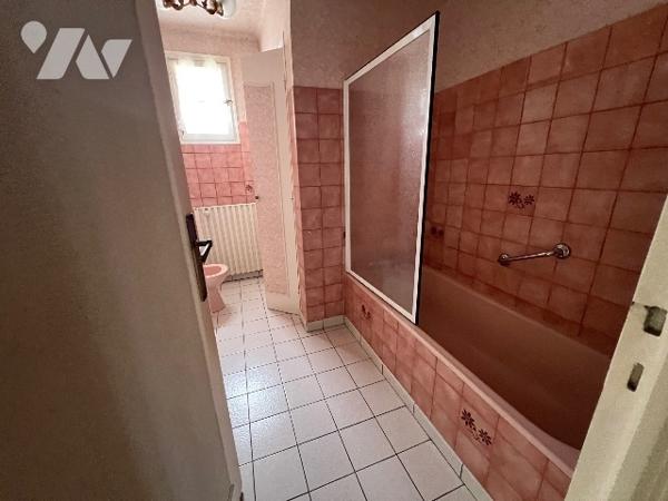 A moins de 1 km du centre, maison d'environ 130m², sur 620 m², entièrement clôturé. Chauffage gaz