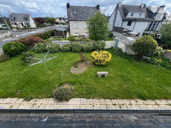 A moins de 1 km du centre, maison d'environ 130m², sur 620 m², entièrement clôturé. Chauffage gaz