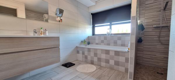 Maison Contemporaine d'exception à Bourg-en-Bresse - 5 pièces, 148 m², calme et proche commodités