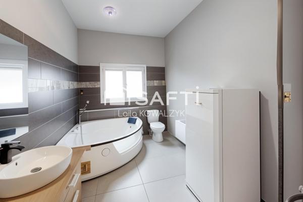 MAISON DE PLAIN-PIED AVEC PISCINE – QUARTIER TRÈS RECHERCHÉ