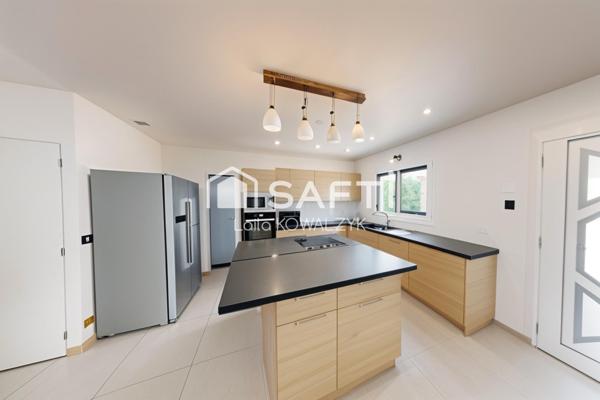 MAISON DE PLAIN-PIED AVEC PISCINE – QUARTIER TRÈS RECHERCHÉ