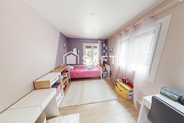 MAISON DE PLAIN-PIED AVEC PISCINE – QUARTIER TRÈS RECHERCHÉ