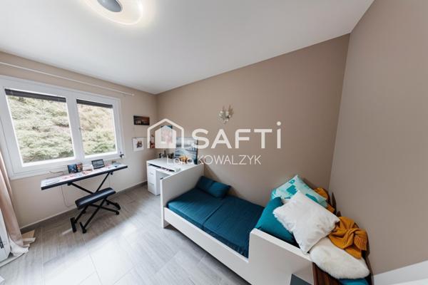 MAISON DE PLAIN-PIED AVEC PISCINE – QUARTIER TRÈS RECHERCHÉ