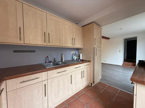 A LOUER - MAUZAC - Grand appartement 2 pièces de 66 m² au rez de chaussée avec cuisine équipée - G1271-LC
