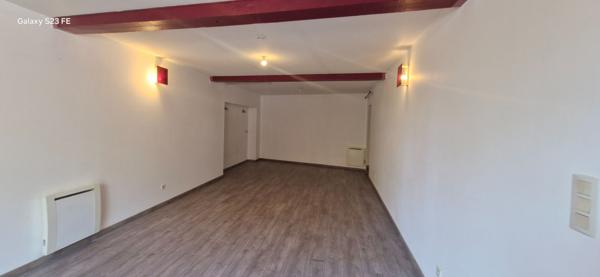 A LOUER - MAUZAC - Grand appartement 2 pièces de 66 m² au rez de chaussée avec cuisine équipée - G1271-LC