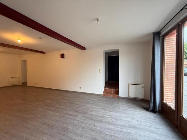 A LOUER - MAUZAC - Grand appartement 2 pièces de 66 m² au rez de chaussée avec cuisine équipée - G1271-LC