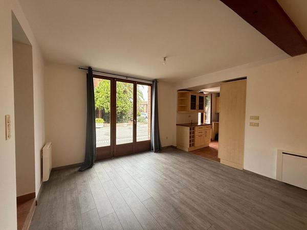 A LOUER - MAUZAC - Grand appartement 2 pièces de 66 m² au rez de chaussée avec cuisine équipée - G1271-LC