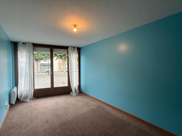 A LOUER - MAUZAC - Grand appartement 2 pièces de 66 m² au rez de chaussée avec cuisine équipée - G1271-LC