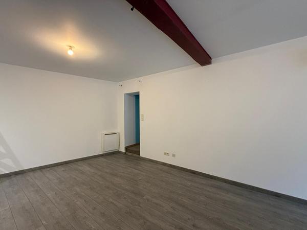 A LOUER - MAUZAC - Grand appartement 2 pièces de 66 m² au rez de chaussée avec cuisine équipée - G1271-LC