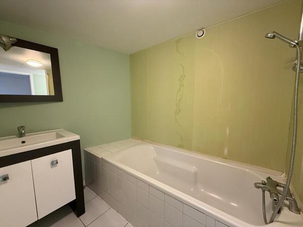 A LOUER - MAUZAC - Grand appartement 2 pièces de 66 m² au rez de chaussée avec cuisine équipée - G1271-LC