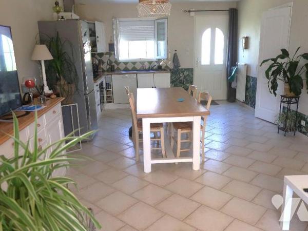 Pavillon de plain-pied, env. 78m2 habitables, construit en 2006 et comprenant :
. entrée dans ...
