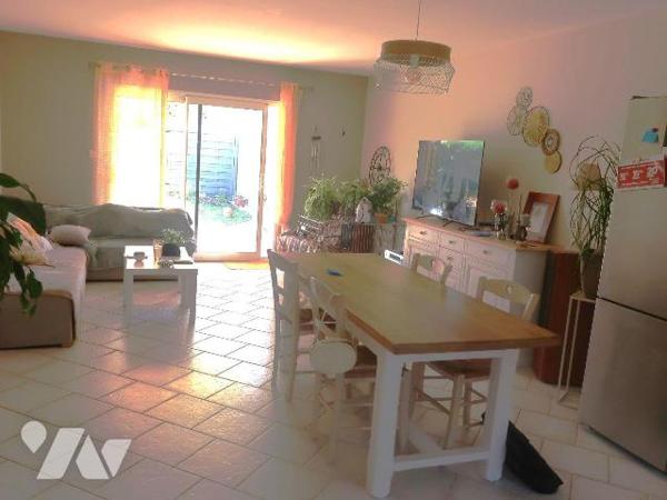 Pavillon de plain-pied, env. 78m2 habitables, construit en 2006 et comprenant :
. entrée dans ...