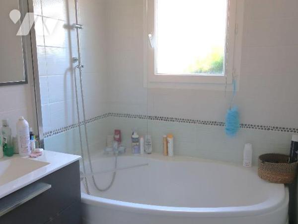 Pavillon de plain-pied, env. 78m2 habitables, construit en 2006 et comprenant :
. entrée dans ...
