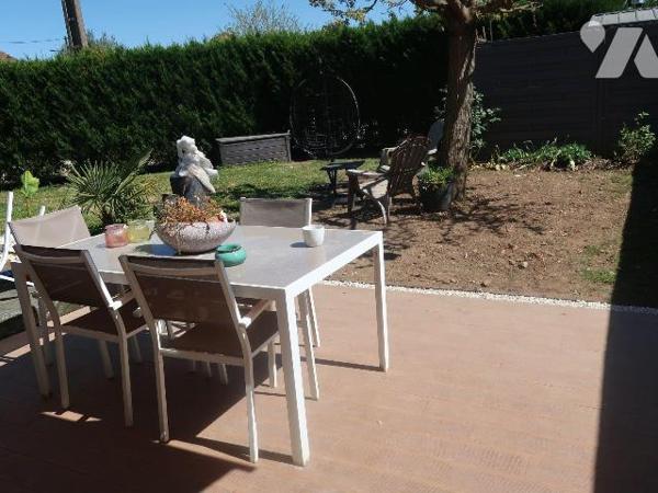 Pavillon de plain-pied, env. 78m2 habitables, construit en 2006 et comprenant :
. entrée dans ...