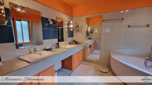 Dpt Vendée (85), à vendre FONTENAY LE COMTE maison d'architecte P9 de 307 m² - Terrain de 4000 m²