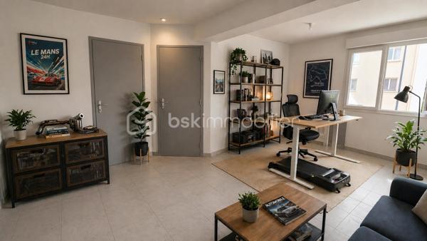 A VENDRE APPARTEMENT T2 CABINE DE 44M² A SAINT CYPRIEN - COTE VILLAGE - EN IMPASSE - TERRASSE - PARKIG PRIVE - LIBRE DE TOUTE OCCUPATION - VUE DEGAGEE.
Cet appartement, au premier étage avec ascenseur, est situé dans une résidence récente, calme et entretenue en impasse.
Il se compose d'une pièce à vivre baignée de lumière qui s'ouvre sur une terrasse abritée, d'une cuisine ouverte équipée, d'une chambre, d'une salle d'eau avec toilette, ainsi que d'une cabine faisant office de dressing, de bureau ou bien de couchages supplémentaires.
Une place de parking privative est incluse pour votre stationnement.
Vous apprécierez sa terrasse, vous offrant d'agréables moments de détente entre amis ou en famille.
Parfaitement bien situé, proche de tous les commerces, cet appartement sera idéal pour votre premier achat, et parfait pour un investissement locatif (loyer mensuel à l'année estimé à 650-700 euros).
Je reste à votre disposition pour toutes informations.