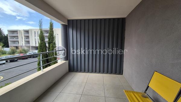 A VENDRE APPARTEMENT T2 CABINE DE 44M² A SAINT CYPRIEN - COTE VILLAGE - EN IMPASSE - TERRASSE - PARKIG PRIVE - LIBRE DE TOUTE OCCUPATION - VUE DEGAGEE.
Cet appartement, au premier étage avec ascenseur, est situé dans une résidence récente, calme et entretenue en impasse.
Il se compose d'une pièce à vivre baignée de lumière qui s'ouvre sur une terrasse abritée, d'une cuisine ouverte équipée, d'une chambre, d'une salle d'eau avec toilette, ainsi que d'une cabine faisant office de dressing, de bureau ou bien de couchages supplémentaires.
Une place de parking privative est incluse pour votre stationnement.
Vous apprécierez sa terrasse, vous offrant d'agréables moments de détente entre amis ou en famille.
Parfaitement bien situé, proche de tous les commerces, cet appartement sera idéal pour votre premier achat, et parfait pour un investissement locatif (loyer mensuel à l'année estimé à 650-700 euros).
Je reste à votre disposition pour toutes informations.