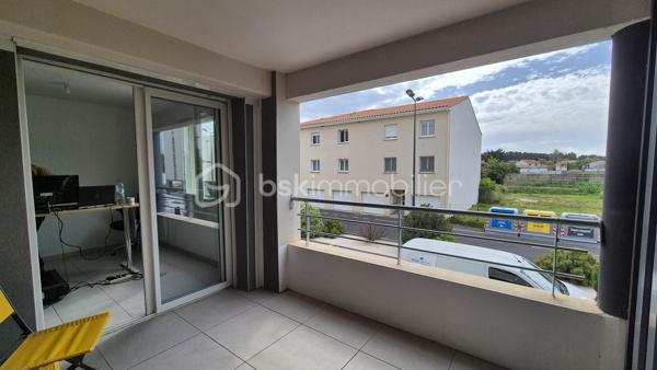 A VENDRE APPARTEMENT T2 CABINE DE 44M² A SAINT CYPRIEN - COTE VILLAGE - EN IMPASSE - TERRASSE - PARKIG PRIVE - LIBRE DE TOUTE OCCUPATION - VUE DEGAGEE.
Cet appartement, au premier étage avec ascenseur, est situé dans une résidence récente, calme et entretenue en impasse.
Il se compose d'une pièce à vivre baignée de lumière qui s'ouvre sur une terrasse abritée, d'une cuisine ouverte équipée, d'une chambre, d'une salle d'eau avec toilette, ainsi que d'une cabine faisant office de dressing, de bureau ou bien de couchages supplémentaires.
Une place de parking privative est incluse pour votre stationnement.
Vous apprécierez sa terrasse, vous offrant d'agréables moments de détente entre amis ou en famille.
Parfaitement bien situé, proche de tous les commerces, cet appartement sera idéal pour votre premier achat, et parfait pour un investissement locatif (loyer mensuel à l'année estimé à 650-700 euros).
Je reste à votre disposition pour toutes informations.
