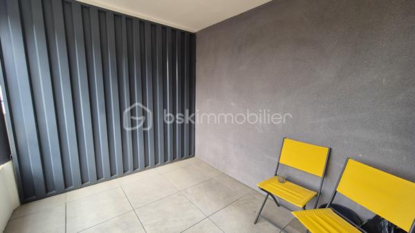 A VENDRE APPARTEMENT T2 CABINE DE 44M² A SAINT CYPRIEN - COTE VILLAGE - EN IMPASSE - TERRASSE - PARKIG PRIVE - LIBRE DE TOUTE OCCUPATION - VUE DEGAGEE.
Cet appartement, au premier étage avec ascenseur, est situé dans une résidence récente, calme et entretenue en impasse.
Il se compose d'une pièce à vivre baignée de lumière qui s'ouvre sur une terrasse abritée, d'une cuisine ouverte équipée, d'une chambre, d'une salle d'eau avec toilette, ainsi que d'une cabine faisant office de dressing, de bureau ou bien de couchages supplémentaires.
Une place de parking privative est incluse pour votre stationnement.
Vous apprécierez sa terrasse, vous offrant d'agréables moments de détente entre amis ou en famille.
Parfaitement bien situé, proche de tous les commerces, cet appartement sera idéal pour votre premier achat, et parfait pour un investissement locatif (loyer mensuel à l'année estimé à 650-700 euros).
Je reste à votre disposition pour toutes informations.