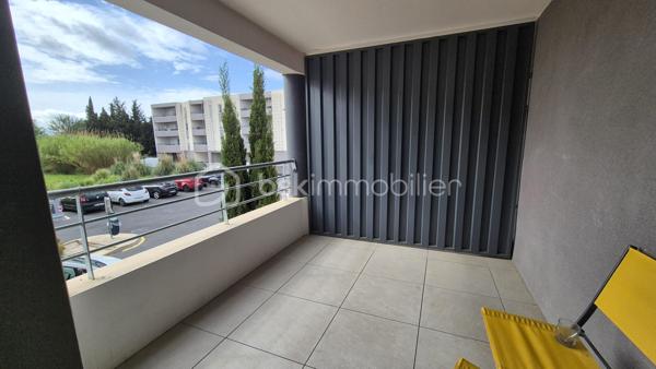 A VENDRE APPARTEMENT T2 CABINE DE 44M² A SAINT CYPRIEN - COTE VILLAGE - EN IMPASSE - TERRASSE - PARKIG PRIVE - LIBRE DE TOUTE OCCUPATION - VUE DEGAGEE.
Cet appartement, au premier étage avec ascenseur, est situé dans une résidence récente, calme et entretenue en impasse.
Il se compose d'une pièce à vivre baignée de lumière qui s'ouvre sur une terrasse abritée, d'une cuisine ouverte équipée, d'une chambre, d'une salle d'eau avec toilette, ainsi que d'une cabine faisant office de dressing, de bureau ou bien de couchages supplémentaires.
Une place de parking privative est incluse pour votre stationnement.
Vous apprécierez sa terrasse, vous offrant d'agréables moments de détente entre amis ou en famille.
Parfaitement bien situé, proche de tous les commerces, cet appartement sera idéal pour votre premier achat, et parfait pour un investissement locatif (loyer mensuel à l'année estimé à 650-700 euros).
Je reste à votre disposition pour toutes informations.