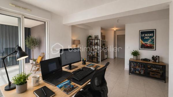 A VENDRE APPARTEMENT T2 CABINE DE 44M² A SAINT CYPRIEN - COTE VILLAGE - EN IMPASSE - TERRASSE - PARKIG PRIVE - LIBRE DE TOUTE OCCUPATION - VUE DEGAGEE.
Cet appartement, au premier étage avec ascenseur, est situé dans une résidence récente, calme et entretenue en impasse.
Il se compose d'une pièce à vivre baignée de lumière qui s'ouvre sur une terrasse abritée, d'une cuisine ouverte équipée, d'une chambre, d'une salle d'eau avec toilette, ainsi que d'une cabine faisant office de dressing, de bureau ou bien de couchages supplémentaires.
Une place de parking privative est incluse pour votre stationnement.
Vous apprécierez sa terrasse, vous offrant d'agréables moments de détente entre amis ou en famille.
Parfaitement bien situé, proche de tous les commerces, cet appartement sera idéal pour votre premier achat, et parfait pour un investissement locatif (loyer mensuel à l'année estimé à 650-700 euros).
Je reste à votre disposition pour toutes informations.