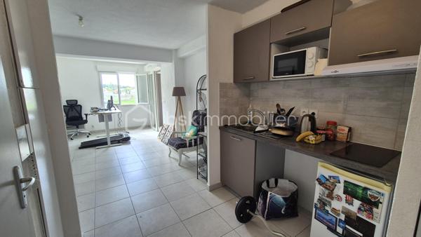 A VENDRE APPARTEMENT T2 CABINE DE 44M² A SAINT CYPRIEN - COTE VILLAGE - EN IMPASSE - TERRASSE - PARKIG PRIVE - LIBRE DE TOUTE OCCUPATION - VUE DEGAGEE.
Cet appartement, au premier étage avec ascenseur, est situé dans une résidence récente, calme et entretenue en impasse.
Il se compose d'une pièce à vivre baignée de lumière qui s'ouvre sur une terrasse abritée, d'une cuisine ouverte équipée, d'une chambre, d'une salle d'eau avec toilette, ainsi que d'une cabine faisant office de dressing, de bureau ou bien de couchages supplémentaires.
Une place de parking privative est incluse pour votre stationnement.
Vous apprécierez sa terrasse, vous offrant d'agréables moments de détente entre amis ou en famille.
Parfaitement bien situé, proche de tous les commerces, cet appartement sera idéal pour votre premier achat, et parfait pour un investissement locatif (loyer mensuel à l'année estimé à 650-700 euros).
Je reste à votre disposition pour toutes informations.