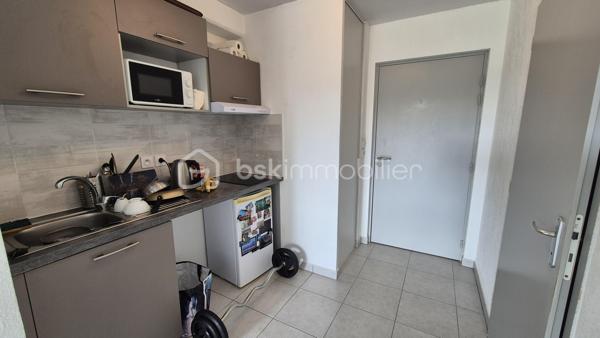 A VENDRE APPARTEMENT T2 CABINE DE 44M² A SAINT CYPRIEN - COTE VILLAGE - EN IMPASSE - TERRASSE - PARKIG PRIVE - LIBRE DE TOUTE OCCUPATION - VUE DEGAGEE.
Cet appartement, au premier étage avec ascenseur, est situé dans une résidence récente, calme et entretenue en impasse.
Il se compose d'une pièce à vivre baignée de lumière qui s'ouvre sur une terrasse abritée, d'une cuisine ouverte équipée, d'une chambre, d'une salle d'eau avec toilette, ainsi que d'une cabine faisant office de dressing, de bureau ou bien de couchages supplémentaires.
Une place de parking privative est incluse pour votre stationnement.
Vous apprécierez sa terrasse, vous offrant d'agréables moments de détente entre amis ou en famille.
Parfaitement bien situé, proche de tous les commerces, cet appartement sera idéal pour votre premier achat, et parfait pour un investissement locatif (loyer mensuel à l'année estimé à 650-700 euros).
Je reste à votre disposition pour toutes informations.