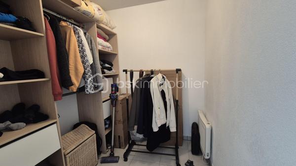 A VENDRE APPARTEMENT T2 CABINE DE 44M² A SAINT CYPRIEN - COTE VILLAGE - EN IMPASSE - TERRASSE - PARKIG PRIVE - LIBRE DE TOUTE OCCUPATION - VUE DEGAGEE.
Cet appartement, au premier étage avec ascenseur, est situé dans une résidence récente, calme et entretenue en impasse.
Il se compose d'une pièce à vivre baignée de lumière qui s'ouvre sur une terrasse abritée, d'une cuisine ouverte équipée, d'une chambre, d'une salle d'eau avec toilette, ainsi que d'une cabine faisant office de dressing, de bureau ou bien de couchages supplémentaires.
Une place de parking privative est incluse pour votre stationnement.
Vous apprécierez sa terrasse, vous offrant d'agréables moments de détente entre amis ou en famille.
Parfaitement bien situé, proche de tous les commerces, cet appartement sera idéal pour votre premier achat, et parfait pour un investissement locatif (loyer mensuel à l'année estimé à 650-700 euros).
Je reste à votre disposition pour toutes informations.