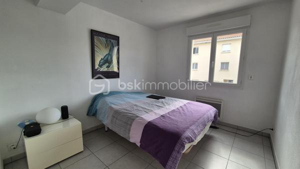 A VENDRE APPARTEMENT T2 CABINE DE 44M² A SAINT CYPRIEN - COTE VILLAGE - EN IMPASSE - TERRASSE - PARKIG PRIVE - LIBRE DE TOUTE OCCUPATION - VUE DEGAGEE.
Cet appartement, au premier étage avec ascenseur, est situé dans une résidence récente, calme et entretenue en impasse.
Il se compose d'une pièce à vivre baignée de lumière qui s'ouvre sur une terrasse abritée, d'une cuisine ouverte équipée, d'une chambre, d'une salle d'eau avec toilette, ainsi que d'une cabine faisant office de dressing, de bureau ou bien de couchages supplémentaires.
Une place de parking privative est incluse pour votre stationnement.
Vous apprécierez sa terrasse, vous offrant d'agréables moments de détente entre amis ou en famille.
Parfaitement bien situé, proche de tous les commerces, cet appartement sera idéal pour votre premier achat, et parfait pour un investissement locatif (loyer mensuel à l'année estimé à 650-700 euros).
Je reste à votre disposition pour toutes informations.