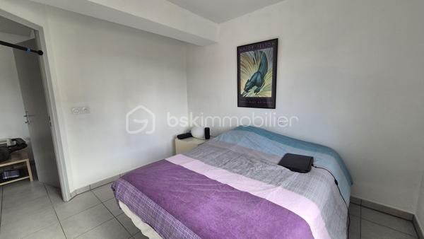 A VENDRE APPARTEMENT T2 CABINE DE 44M² A SAINT CYPRIEN - COTE VILLAGE - EN IMPASSE - TERRASSE - PARKIG PRIVE - LIBRE DE TOUTE OCCUPATION - VUE DEGAGEE.
Cet appartement, au premier étage avec ascenseur, est situé dans une résidence récente, calme et entretenue en impasse.
Il se compose d'une pièce à vivre baignée de lumière qui s'ouvre sur une terrasse abritée, d'une cuisine ouverte équipée, d'une chambre, d'une salle d'eau avec toilette, ainsi que d'une cabine faisant office de dressing, de bureau ou bien de couchages supplémentaires.
Une place de parking privative est incluse pour votre stationnement.
Vous apprécierez sa terrasse, vous offrant d'agréables moments de détente entre amis ou en famille.
Parfaitement bien situé, proche de tous les commerces, cet appartement sera idéal pour votre premier achat, et parfait pour un investissement locatif (loyer mensuel à l'année estimé à 650-700 euros).
Je reste à votre disposition pour toutes informations.