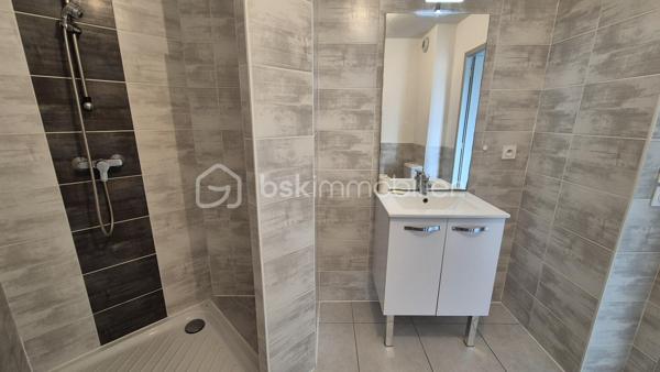 A VENDRE APPARTEMENT T2 CABINE DE 44M² A SAINT CYPRIEN - COTE VILLAGE - EN IMPASSE - TERRASSE - PARKIG PRIVE - LIBRE DE TOUTE OCCUPATION - VUE DEGAGEE.
Cet appartement, au premier étage avec ascenseur, est situé dans une résidence récente, calme et entretenue en impasse.
Il se compose d'une pièce à vivre baignée de lumière qui s'ouvre sur une terrasse abritée, d'une cuisine ouverte équipée, d'une chambre, d'une salle d'eau avec toilette, ainsi que d'une cabine faisant office de dressing, de bureau ou bien de couchages supplémentaires.
Une place de parking privative est incluse pour votre stationnement.
Vous apprécierez sa terrasse, vous offrant d'agréables moments de détente entre amis ou en famille.
Parfaitement bien situé, proche de tous les commerces, cet appartement sera idéal pour votre premier achat, et parfait pour un investissement locatif (loyer mensuel à l'année estimé à 650-700 euros).
Je reste à votre disposition pour toutes informations.