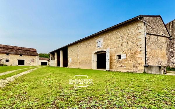 Ensemble immobilier proche rouillac