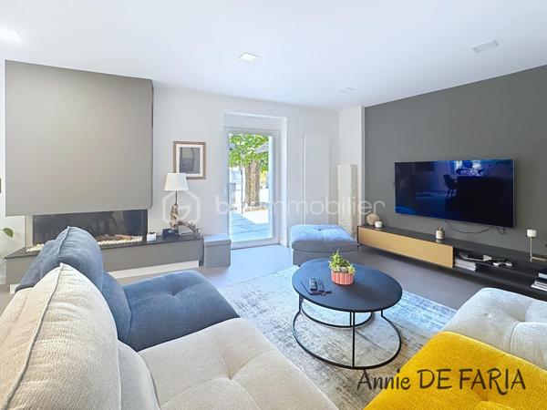 Maison de 165m2 entièrement rénovée avec piscine au sel, suite parentale et extérieurs aménagés.

En Exclusivité avec Annie De Faria

Venez découvrir cette magnifique maison individuelle de 165 m² entièrement rénovée en 2020, implantée sur un terrain clos et aménagé de 785m² avec piscine et prestations de qualité.

Dès l’entrée, vous serez séduits par son superbe hall accueillant qui dessert une vaste pièce de vie lumineuse et conviviale. Cet espace de réception comprend un salon-séjour avec cheminée au gaz ainsi qu’une belle cuisine ouverte entièrement équipée, sublimée par une élégante verrière. De larges ouvertures permettent un accès direct à la terrasse et à l’espace piscine, créant une véritable harmonie entre intérieur et extérieur.

Le rez-de-chaussée dispose également d’une chambre, d’une salle d’eau avec WC ainsi que d’une buanderie fonctionnelle.

À l’étage, l’espace nuit se compose de trois chambres dont une belle suite parentale avec dressing. Vous profiterez également d’une spacieuse salle de bains équipée d’une baignoire, d’une douche à l’italienne, d’une double vasque ainsi que d’un WC indépendant.

À l’extérieur, les prestations sont particulièrement soignées : une piscine au sel de 6 x 4 mètres équipée d’un volet roulant électrique et d’une pompe à chaleur, une agréable terrasse accessible directement depuis la pièce de vie, une cuisine d’été, une pergola motorisée avec stores latéraux, ainsi qu’un carport permettant de stationner deux véhicules à l’abri. Plusieurs places de stationnement supplémentaires sont également disponibles sur la propriété.

Pour votre confort :

Climatisation réversible dans toute la maison
Menuiseries aluminium double vitrage
Volets roulants électriques
Cheminée au gaz
Portail motorisé
Panneaux solaires
Assainissement par micro-station automatique
Deux annexes complètent ce bien :

Un local technique pour la piscine
Un atelier indépendant
Taxe foncière : 1 687 €.

Cette maison clé en main, parfaitement entretenue et sans travaux à prévoir, offre un cadre de vie privilégié alliant confort moderne, beaux volumes et extérieurs aménagés avec goût.

À découvrir sans tarder.