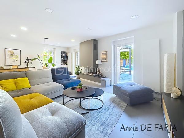 Maison de 165m2 entièrement rénovée avec piscine au sel, suite parentale et extérieurs aménagés.

En Exclusivité avec Annie De Faria

Venez découvrir cette magnifique maison individuelle de 165 m² entièrement rénovée en 2020, implantée sur un terrain clos et aménagé de 785m² avec piscine et prestations de qualité.

Dès l’entrée, vous serez séduits par son superbe hall accueillant qui dessert une vaste pièce de vie lumineuse et conviviale. Cet espace de réception comprend un salon-séjour avec cheminée au gaz ainsi qu’une belle cuisine ouverte entièrement équipée, sublimée par une élégante verrière. De larges ouvertures permettent un accès direct à la terrasse et à l’espace piscine, créant une véritable harmonie entre intérieur et extérieur.

Le rez-de-chaussée dispose également d’une chambre, d’une salle d’eau avec WC ainsi que d’une buanderie fonctionnelle.

À l’étage, l’espace nuit se compose de trois chambres dont une belle suite parentale avec dressing. Vous profiterez également d’une spacieuse salle de bains équipée d’une baignoire, d’une douche à l’italienne, d’une double vasque ainsi que d’un WC indépendant.

À l’extérieur, les prestations sont particulièrement soignées : une piscine au sel de 6 x 4 mètres équipée d’un volet roulant électrique et d’une pompe à chaleur, une agréable terrasse accessible directement depuis la pièce de vie, une cuisine d’été, une pergola motorisée avec stores latéraux, ainsi qu’un carport permettant de stationner deux véhicules à l’abri. Plusieurs places de stationnement supplémentaires sont également disponibles sur la propriété.

Pour votre confort :

Climatisation réversible dans toute la maison
Menuiseries aluminium double vitrage
Volets roulants électriques
Cheminée au gaz
Portail motorisé
Panneaux solaires
Assainissement par micro-station automatique
Deux annexes complètent ce bien :

Un local technique pour la piscine
Un atelier indépendant
Taxe foncière : 1 687 €.

Cette maison clé en main, parfaitement entretenue et sans travaux à prévoir, offre un cadre de vie privilégié alliant confort moderne, beaux volumes et extérieurs aménagés avec goût.

À découvrir sans tarder.