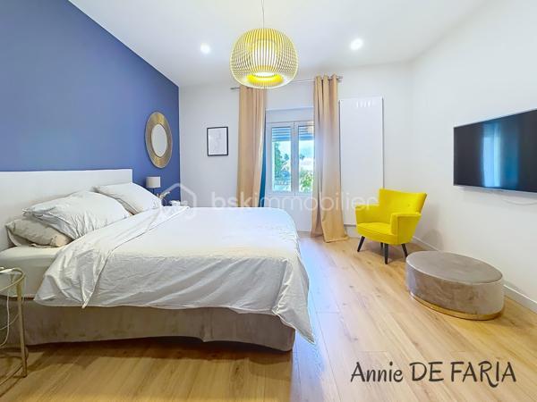Maison de 165m2 entièrement rénovée avec piscine au sel, suite parentale et extérieurs aménagés.

En Exclusivité avec Annie De Faria

Venez découvrir cette magnifique maison individuelle de 165 m² entièrement rénovée en 2020, implantée sur un terrain clos et aménagé de 785m² avec piscine et prestations de qualité.

Dès l’entrée, vous serez séduits par son superbe hall accueillant qui dessert une vaste pièce de vie lumineuse et conviviale. Cet espace de réception comprend un salon-séjour avec cheminée au gaz ainsi qu’une belle cuisine ouverte entièrement équipée, sublimée par une élégante verrière. De larges ouvertures permettent un accès direct à la terrasse et à l’espace piscine, créant une véritable harmonie entre intérieur et extérieur.

Le rez-de-chaussée dispose également d’une chambre, d’une salle d’eau avec WC ainsi que d’une buanderie fonctionnelle.

À l’étage, l’espace nuit se compose de trois chambres dont une belle suite parentale avec dressing. Vous profiterez également d’une spacieuse salle de bains équipée d’une baignoire, d’une douche à l’italienne, d’une double vasque ainsi que d’un WC indépendant.

À l’extérieur, les prestations sont particulièrement soignées : une piscine au sel de 6 x 4 mètres équipée d’un volet roulant électrique et d’une pompe à chaleur, une agréable terrasse accessible directement depuis la pièce de vie, une cuisine d’été, une pergola motorisée avec stores latéraux, ainsi qu’un carport permettant de stationner deux véhicules à l’abri. Plusieurs places de stationnement supplémentaires sont également disponibles sur la propriété.

Pour votre confort :

Climatisation réversible dans toute la maison
Menuiseries aluminium double vitrage
Volets roulants électriques
Cheminée au gaz
Portail motorisé
Panneaux solaires
Assainissement par micro-station automatique
Deux annexes complètent ce bien :

Un local technique pour la piscine
Un atelier indépendant
Taxe foncière : 1 687 €.

Cette maison clé en main, parfaitement entretenue et sans travaux à prévoir, offre un cadre de vie privilégié alliant confort moderne, beaux volumes et extérieurs aménagés avec goût.

À découvrir sans tarder.