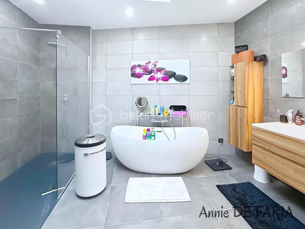Maison de 165m2 entièrement rénovée avec piscine au sel, suite parentale et extérieurs aménagés.

En Exclusivité avec Annie De Faria

Venez découvrir cette magnifique maison individuelle de 165 m² entièrement rénovée en 2020, implantée sur un terrain clos et aménagé de 785m² avec piscine et prestations de qualité.

Dès l’entrée, vous serez séduits par son superbe hall accueillant qui dessert une vaste pièce de vie lumineuse et conviviale. Cet espace de réception comprend un salon-séjour avec cheminée au gaz ainsi qu’une belle cuisine ouverte entièrement équipée, sublimée par une élégante verrière. De larges ouvertures permettent un accès direct à la terrasse et à l’espace piscine, créant une véritable harmonie entre intérieur et extérieur.

Le rez-de-chaussée dispose également d’une chambre, d’une salle d’eau avec WC ainsi que d’une buanderie fonctionnelle.

À l’étage, l’espace nuit se compose de trois chambres dont une belle suite parentale avec dressing. Vous profiterez également d’une spacieuse salle de bains équipée d’une baignoire, d’une douche à l’italienne, d’une double vasque ainsi que d’un WC indépendant.

À l’extérieur, les prestations sont particulièrement soignées : une piscine au sel de 6 x 4 mètres équipée d’un volet roulant électrique et d’une pompe à chaleur, une agréable terrasse accessible directement depuis la pièce de vie, une cuisine d’été, une pergola motorisée avec stores latéraux, ainsi qu’un carport permettant de stationner deux véhicules à l’abri. Plusieurs places de stationnement supplémentaires sont également disponibles sur la propriété.

Pour votre confort :

Climatisation réversible dans toute la maison
Menuiseries aluminium double vitrage
Volets roulants électriques
Cheminée au gaz
Portail motorisé
Panneaux solaires
Assainissement par micro-station automatique
Deux annexes complètent ce bien :

Un local technique pour la piscine
Un atelier indépendant
Taxe foncière : 1 687 €.

Cette maison clé en main, parfaitement entretenue et sans travaux à prévoir, offre un cadre de vie privilégié alliant confort moderne, beaux volumes et extérieurs aménagés avec goût.

À découvrir sans tarder.